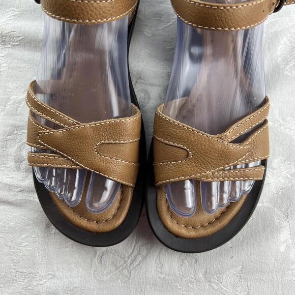 L. L. Bean Womens Sandals 6.5 M Brown Leather Strappy Flat Heel Adjustable Ankle - Picture 2 of 9